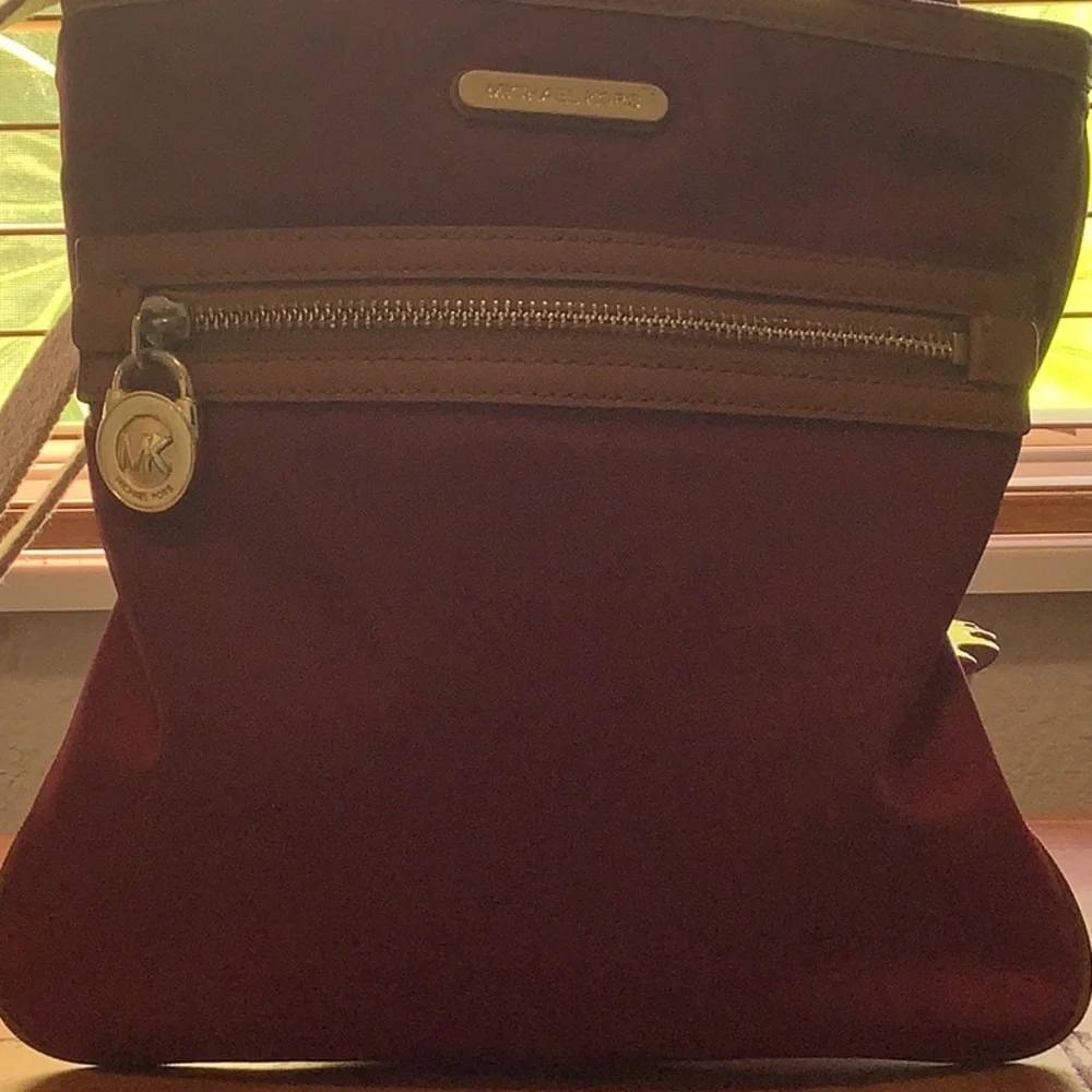Elegant Burgundy Crossbody Bag - Picture 4 of 14